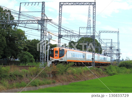 奈良県内を走る近鉄橿原線で田んぼの中の築堤上を走行する近鉄特急 奈良県内を走る近鉄橿原線で田んぼの中の築堤上を走行する近鉄特急 130833729