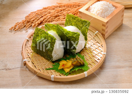 おにぎり、おむすび、お握り、お結び、ご飯、米飯、手作り。 おにぎり、おむすび、お握り、お結び、ご飯、米飯、手作り。 130835092