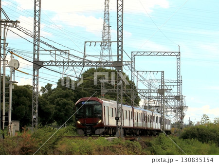 奈良県内を走る近鉄橿原線で田んぼの中の築堤上を走行する新型一般車両『8A系』 130835154