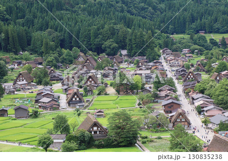 夏の白川郷、城山天守閣展望台から眺める風景 夏の白川郷、城山天守閣展望台から眺める風景 130835238
