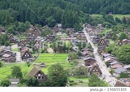 夏の白川郷、天守閣展望台から眺める風景 130835305
