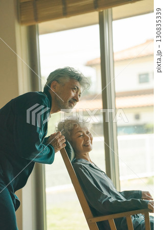 ロッキングチェアと高齢者 130835339