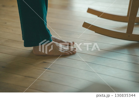 裸足の高齢者 裸足の高齢者 130835344