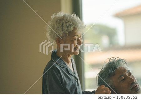 夫の介護をする妻 130835352