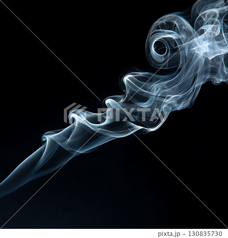 黒背景に漂う青い煙の抽象デザイン 130835730