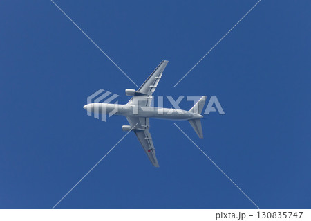 晴天の空に舞う航空機 130835747