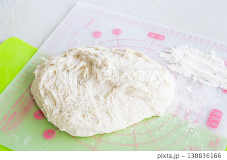 発酵した生地 130836166