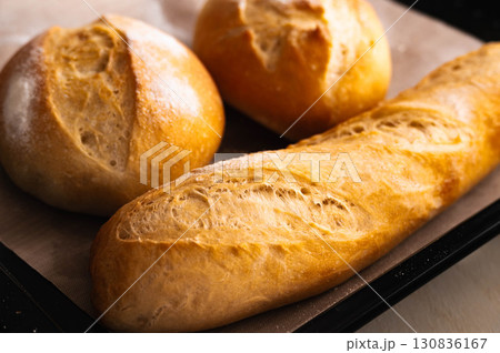 焼き上がった自家製パン 130836167