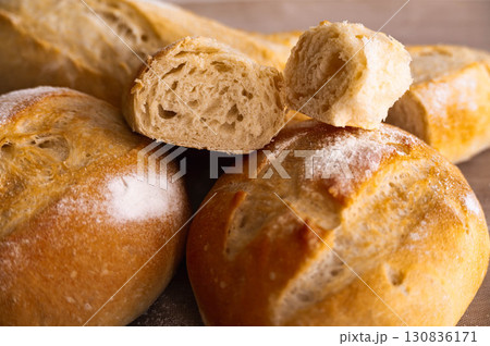 焼き上がった自家製パン 130836171