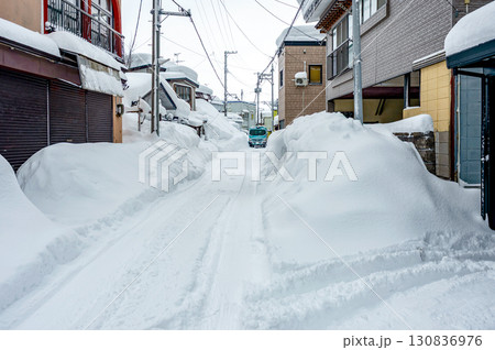 【青森】豪雪地の雪国の生活。住宅地の生活道路の雪景色。トラックも恐る恐る行き交う狭い道 130836976
