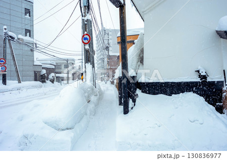 【青森】豪雪地の雪国の生活。住宅地の生活道路の雪景色。 130836977