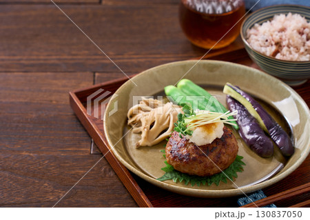 和風おろしハンバーグ｜大根おろしをのせた家庭の主菜 130837050