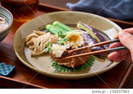 和風おろしハンバーグ｜大根おろしをのせた家庭の主菜 130837061