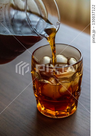アイスコーヒーを注ぐ 130837122