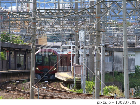 奈良県内を走る近鉄天理線の起点駅『平端駅』で発車時間待ちの新型一般車両『8A系』 奈良県内を走る近鉄天理線の起点駅『平端駅』で発車時間待ちの新型一般車両『8A系』 130837509