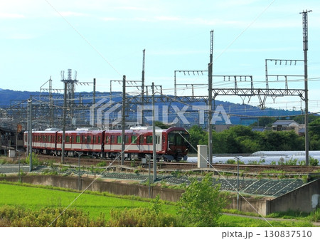 奈良県内を走る近鉄天理線で田んぼの中の築堤上を走行する新型一般車両『8A系』 130837510