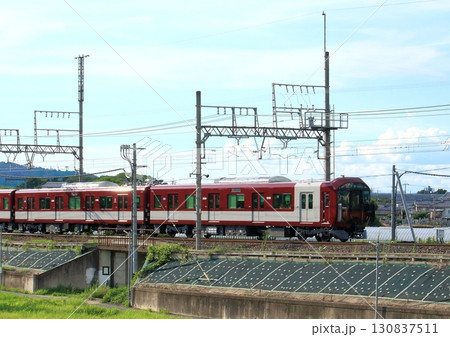 奈良県内を走る近鉄天理線で田んぼの中の築堤上を走行する新型一般車両『8A系』 130837511