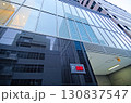 反射するビジネス街の様子 130837547