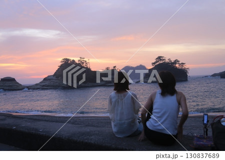 西伊豆町堂ヶ島の島の向こうに綺麗な夕陽 西伊豆町堂ヶ島の島の向こうに綺麗な夕陽 130837689
