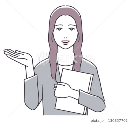 資料を持ち説明する女性 130837701