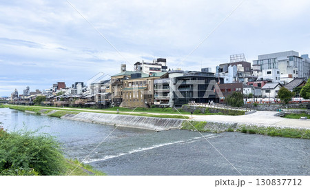 三条大橋から南側の鴨川、先斗町の風景 三条大橋から南側の鴨川、先斗町の風景 130837712