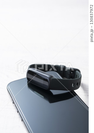 スマートウォッチとスマートフォン 130837972