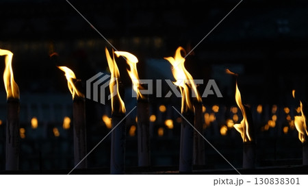たくさんのロウソク たくさんのロウソク 130838301