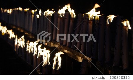 たくさんのロウソク たくさんのロウソク 130838336