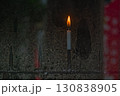 凛として伸びるろうそくの炎 130838905