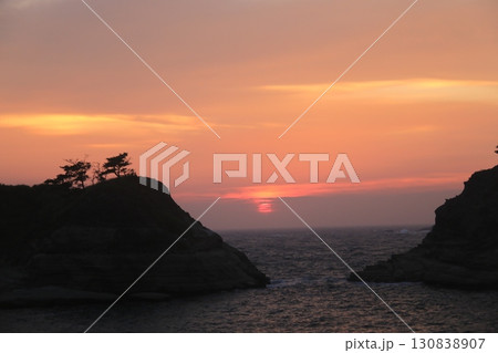 西伊豆町堂ヶ島の島の向こうに綺麗な夕陽 130838907