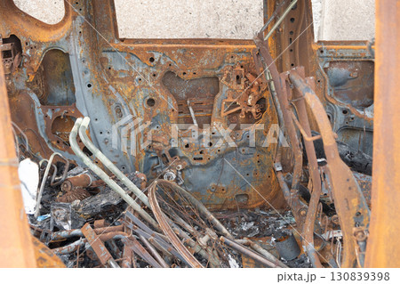 朽ち果てた放置車両 130839398
