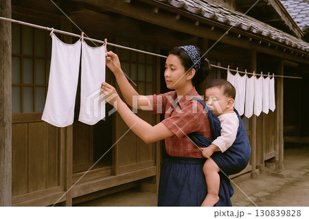 昭和の情景　軒先で洗濯物を干している主婦 130839828
