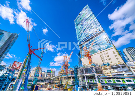 日本の東京都市景観9月航空機通過。クローラークレーンやパイルドライバーなどの巨大重機がズラリ…＝渋谷 130839881
