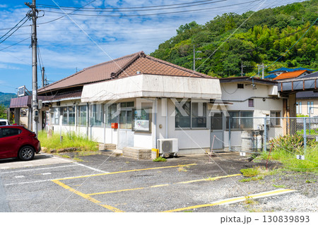 JR津山線　福渡駅　改修前の駅舎の初秋の風景1　岡山県岡山市北区 130839893