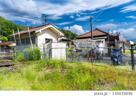 JR津山線　福渡駅　改修前の駅舎の初秋の風景4　岡山県岡山市北区 130839896