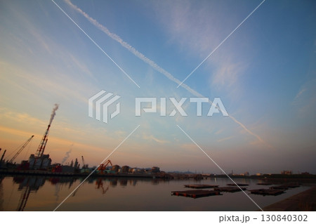 夕焼け空に伸びる一直線の飛行機雲 夕焼け空に伸びる一直線の飛行機雲 130840302