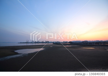 夕暮れ時の干潟と工場地帯 夕暮れ時の干潟と工場地帯 130840303