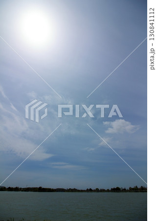 眩しい真夏の太陽と水辺の風景 130841112