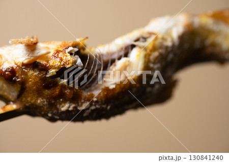 屋台で買った炭火焼き鮎の塩焼きを食べている途中 130841240