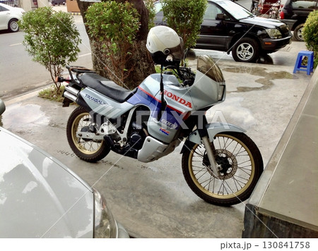 カンボジア・プノンペンの街角に佇むホンダのビンテージバイクTransalp600Vのレトロで味わい深 130841758