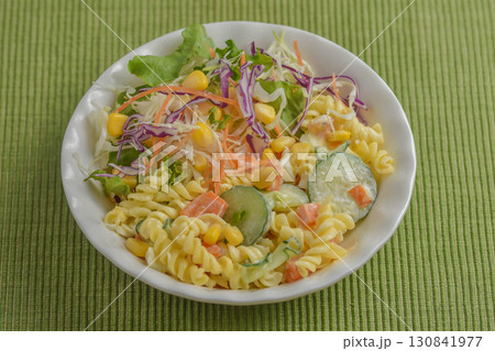 野菜サラダとパスタサラダ 130841977