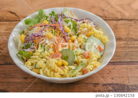 野菜サラダとパスタサラダ 野菜サラダとパスタサラダ 130842158
