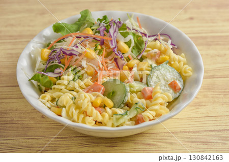 野菜サラダとパスタサラダ 野菜サラダとパスタサラダ 130842163