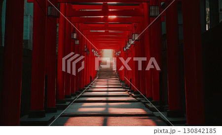 ざらざら朱色の千本鳥居が連なる京都の霊的な参道と希望を象徴する風景 130842185