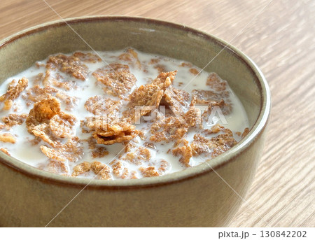 朝食のオールブランミルク 130842202