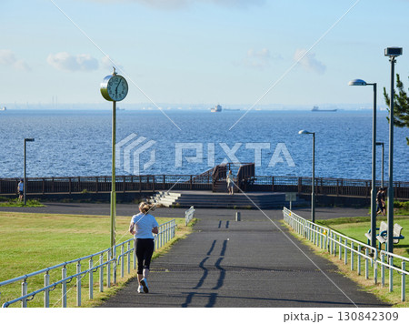 夏の新浦安総合公園でランニングする外国人女性の姿 夏の新浦安総合公園でランニングする外国人女性の姿 130842309
