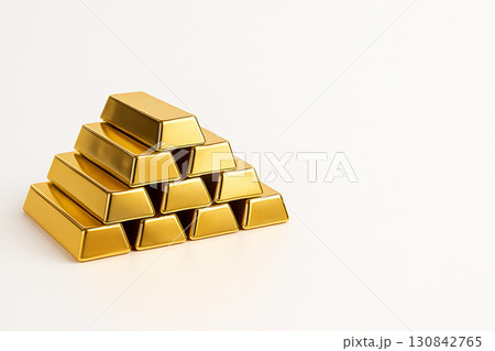 白背景に山積みされた金塊と広いコピースペースの高級感イメージ 白背景に山積みされた金塊と広いコピースペースの高級感イメージ 130842765