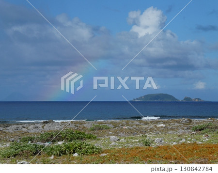 トカラ列島・宝島の大籠海水浴場にかかる虹 130842784