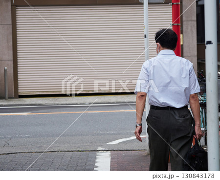 夏の都市の商店街で歩く通勤中の男性サラリーマン 夏の都市の商店街で歩く通勤中の男性サラリーマン 130843178