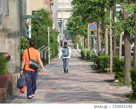 夏の朝の都市の街で歩く通勤中の人々の姿 夏の朝の都市の街で歩く通勤中の人々の姿 130843192